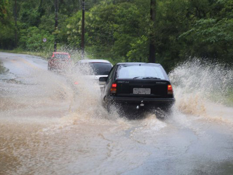Alerta com pancadas de chuva, raios e risco de temporal no Litoral Sul é emitido