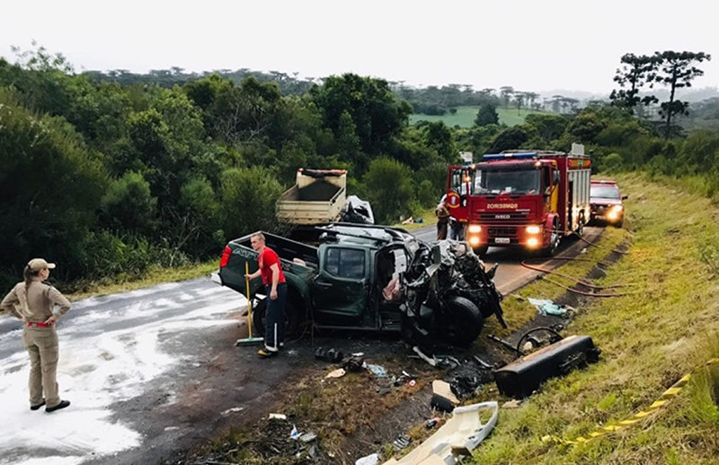 No PR: Colisão frontal resulta em uma mulher e duas crianças mortas