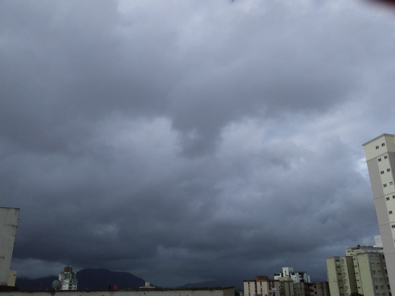 Último aviso indica rajadas de vento entre 50 e 70 km/h no Litoral Sul e Grande Florianópolis