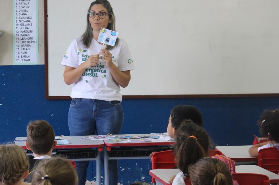 Brincadeiras e jogos ensinam crianças como economizar energia na Satc