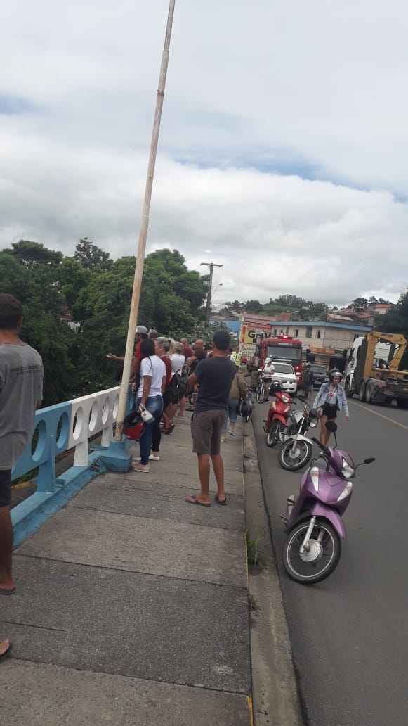 Bombeiros procuram corpo de mulher que caiu no Rio Tubarão