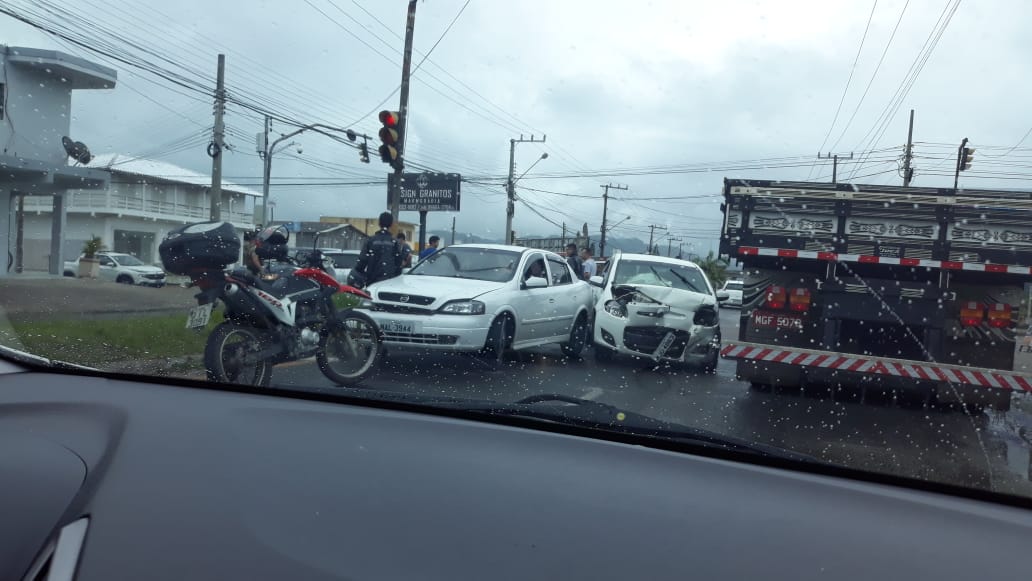 Acidente é registrado em avenida, em Tubarão