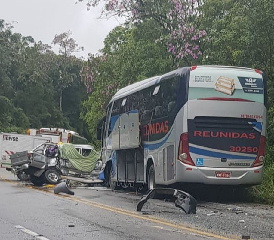 Em SC: Colisão deixa 3 mortos e um ferido grave