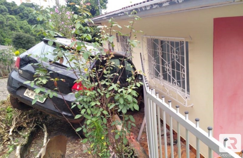 Em SC: Carro desgovernado atinge residência