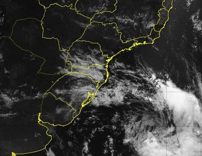 Semana será marcada por pancadas de chuva com raios em SC