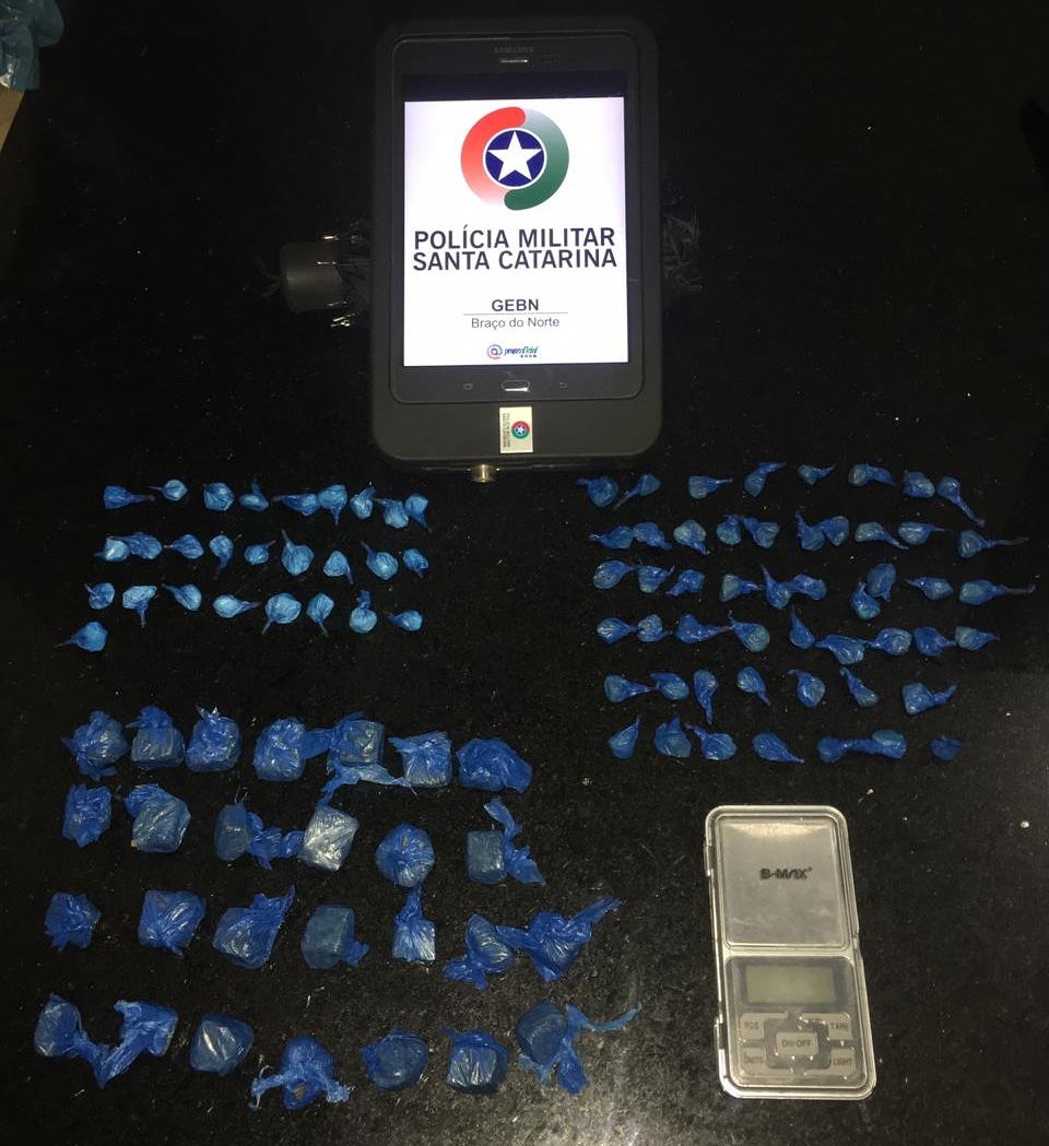 Cinco homens são presos em flagrante com drogas em Braço do Norte