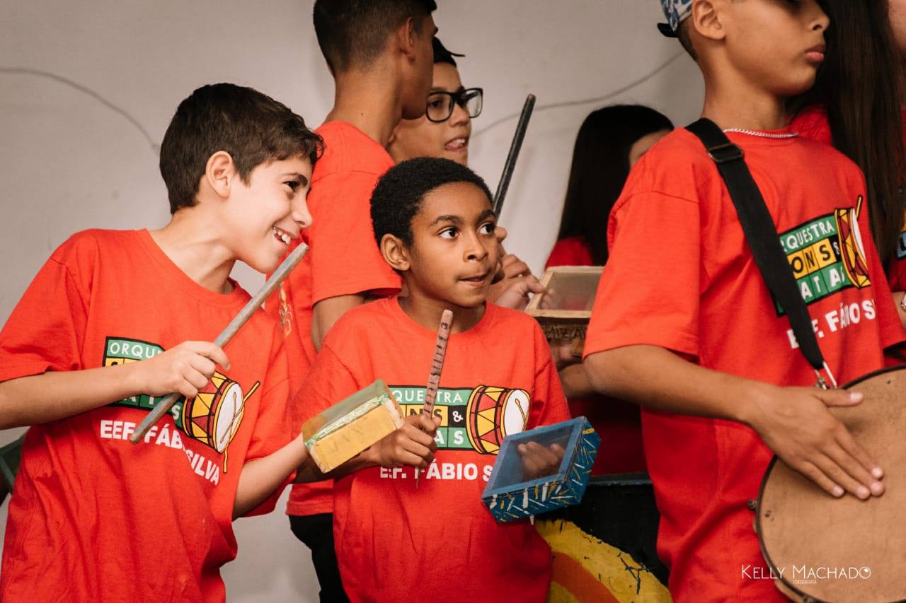 Orquestra de Sons e Latas faz show no Farol Shopping