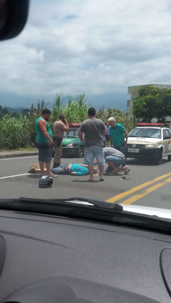 Em Siderópolis: Homem fica gravemente ferido em colisão entre carro e motocicleta