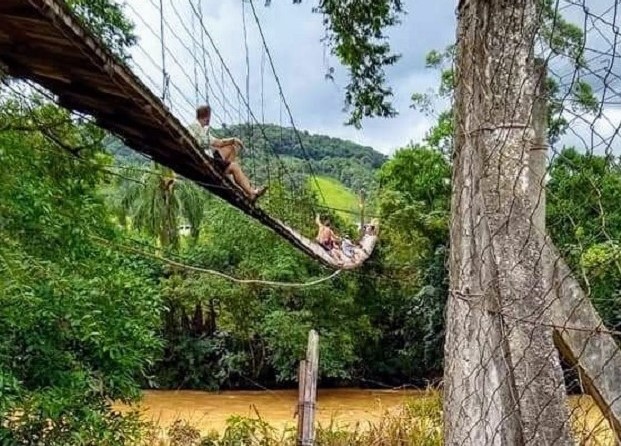 Em SC: Cabo de aço arrebenta e pessoas ficam penduradas em ponte