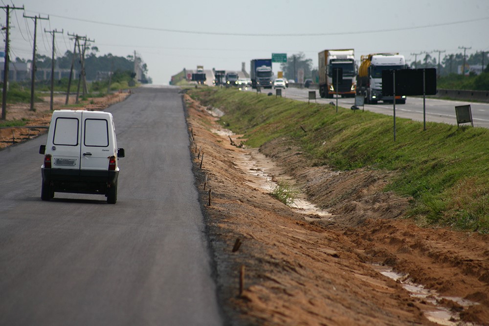 Estradas: Dnit alerta para risco de tráfego em via lateral na BR-101, em Laguna