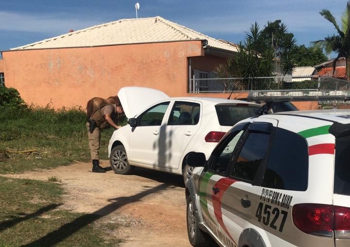 Homens são presos e veículo roubado é recuperado em Capivari de Baixo