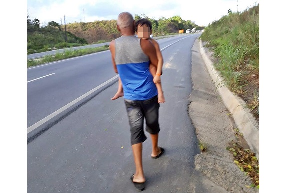 No país: Motorista de Uber expulsa família do carro após criança autista ter crise durante o trajeto