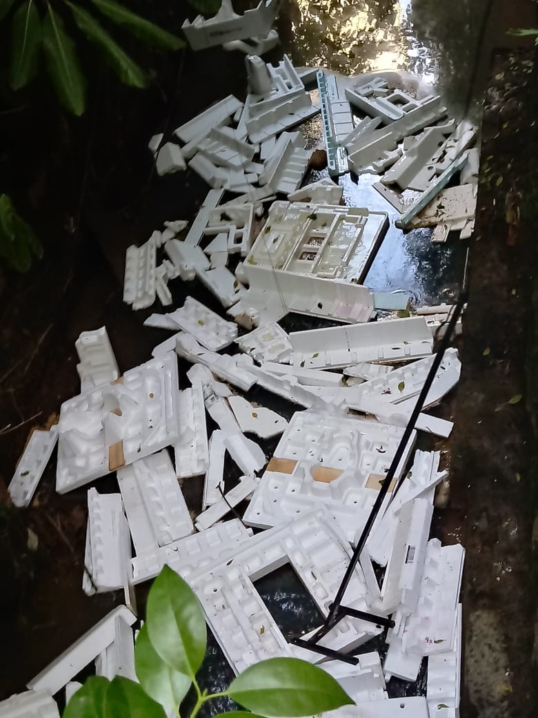 Materiais são descartados no Rio Criciúma