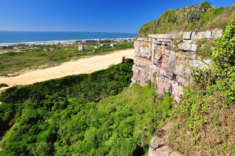 Imobiliária é condenada por vender terreno na praia em área de preservação permanente no Morro dos Conventos