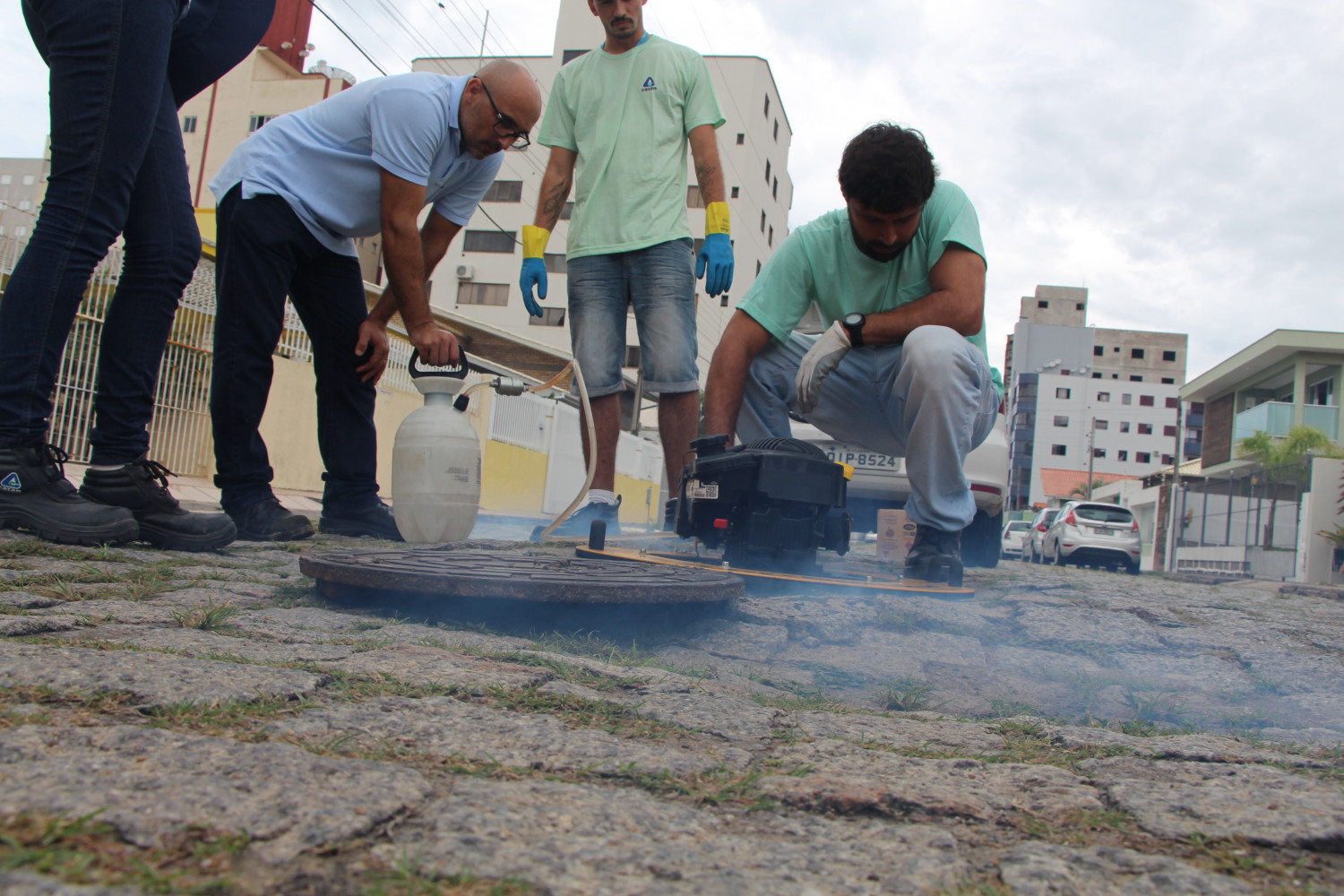 Teste de fumaça localiza ligações irregulares de esgoto em Laguna