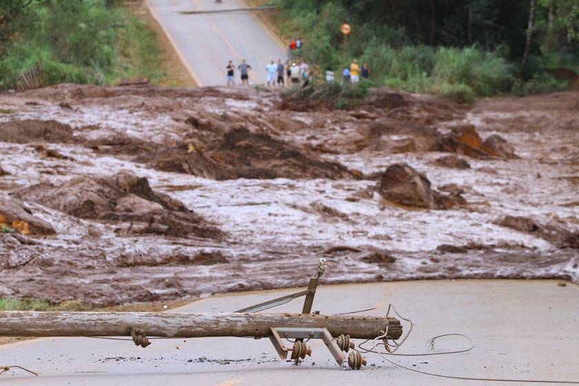 Sobe para 9 o número de mortos em Brumadinho, 300 estão desaparecidos