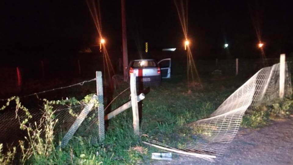 Flagrado em condução perigosa, jovem de 19 anos colide carro em Laguna