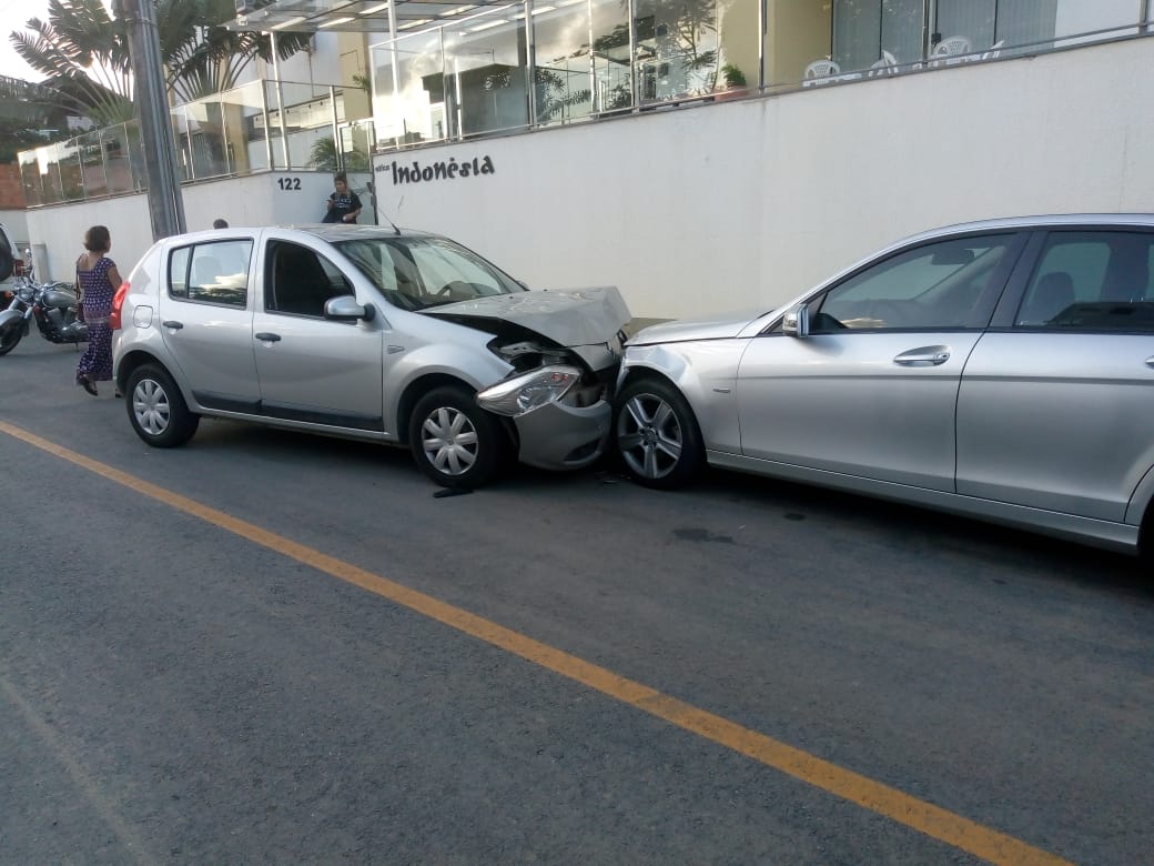 No Estado: Jovem embriagado bate em carro estacionado