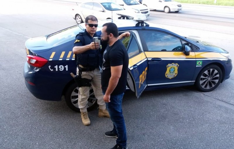 PRF aplica mais de 650 testes de alcoolemia neste fim de semana em Santa Catarina