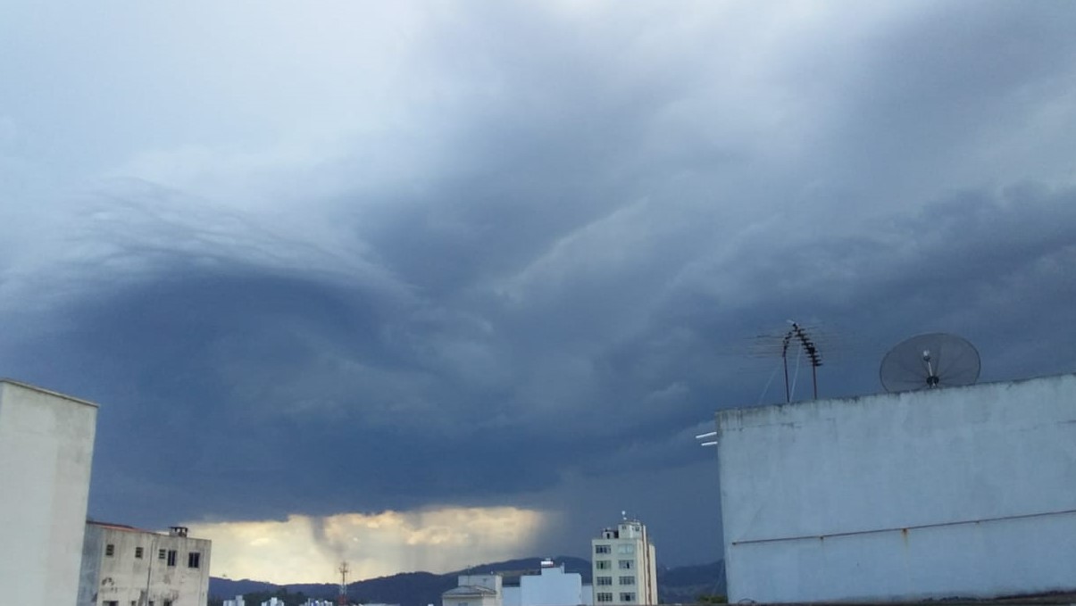 Calor será extremo nesta quarta (30) em SC; Risco de temporais com ventania e chuva intensa em curto período
