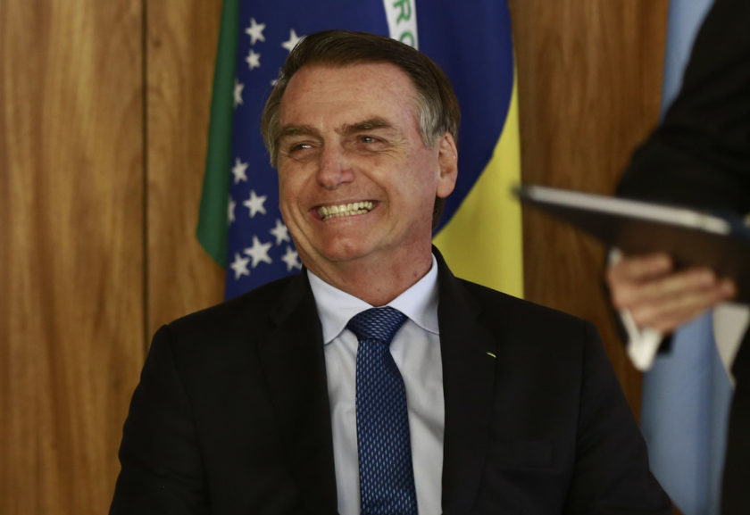Bolsonaro deixa UTI e recupera-se em quarto de hospital em SP