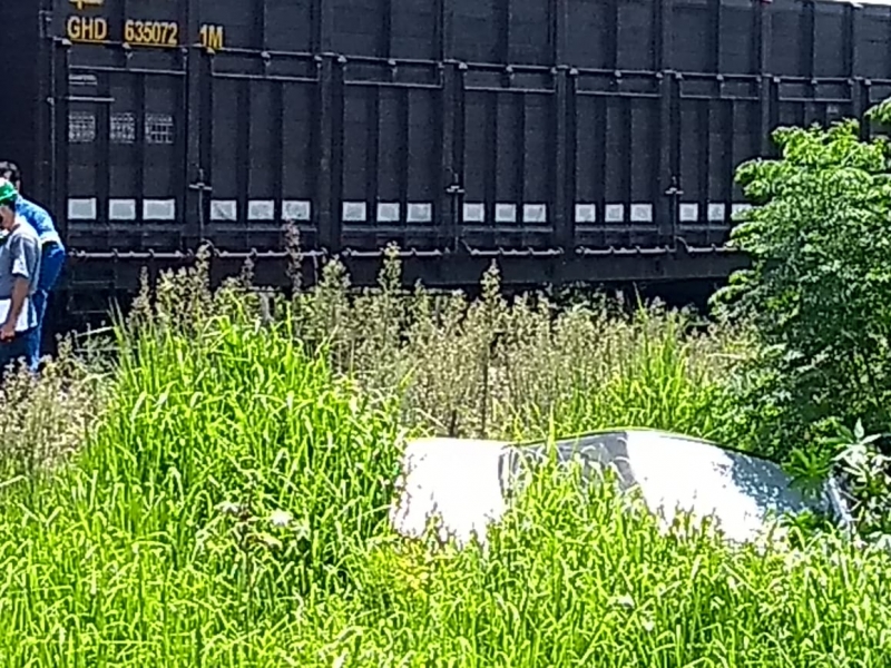 Imprudência causa acidente entre carro e trem em Tubarão