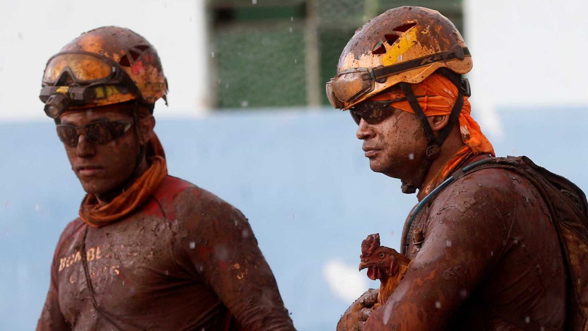 Bombeiros que trabalham em Brumadinho estão com salários atrasados