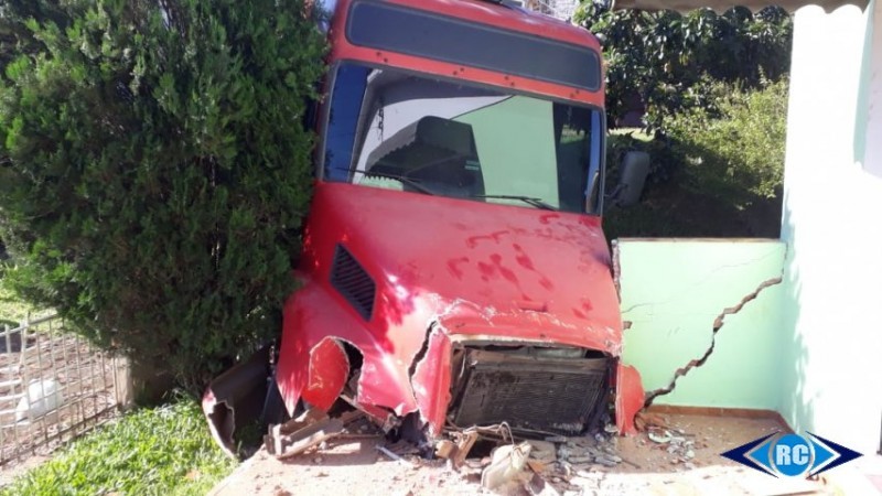 No Estado: Carreta desanda e atinge residência