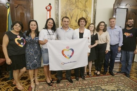 Governador de SC assina decreto que regulamenta uso do nome social