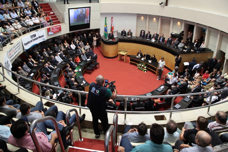 Deputados eleitos tomam posse em SC