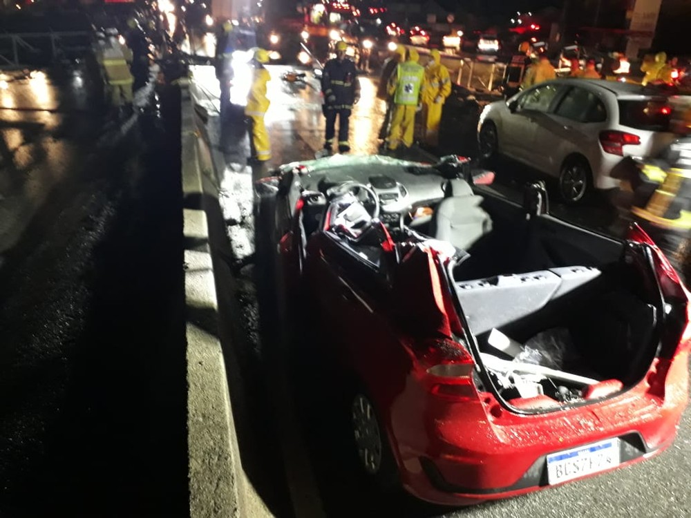 Na Grande Florianópolis: Placa cai sobre carros na BR-101 e ruas alagam durante temporal