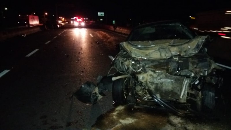 Colisão entre dois carros e caminhão deixa dois feridos em Laguna