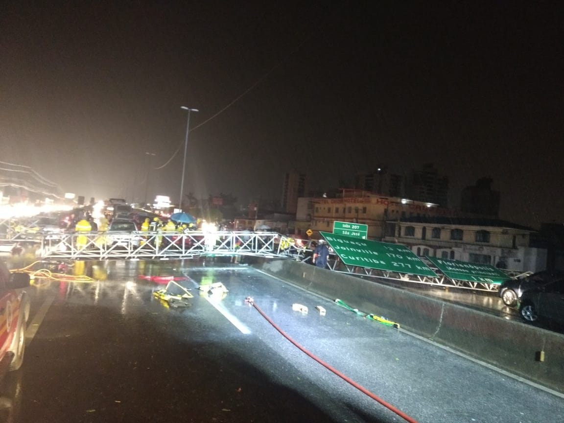 Na Grande Florianópolis: Pórtico da BR-101 cai e atinge três veículos