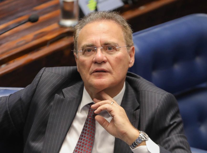 Renan retira sua candidatura à Presidência do Senado