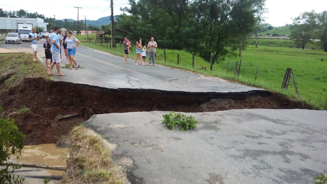 Asfalto cede em Rio Pequeno, em Grão-Pará