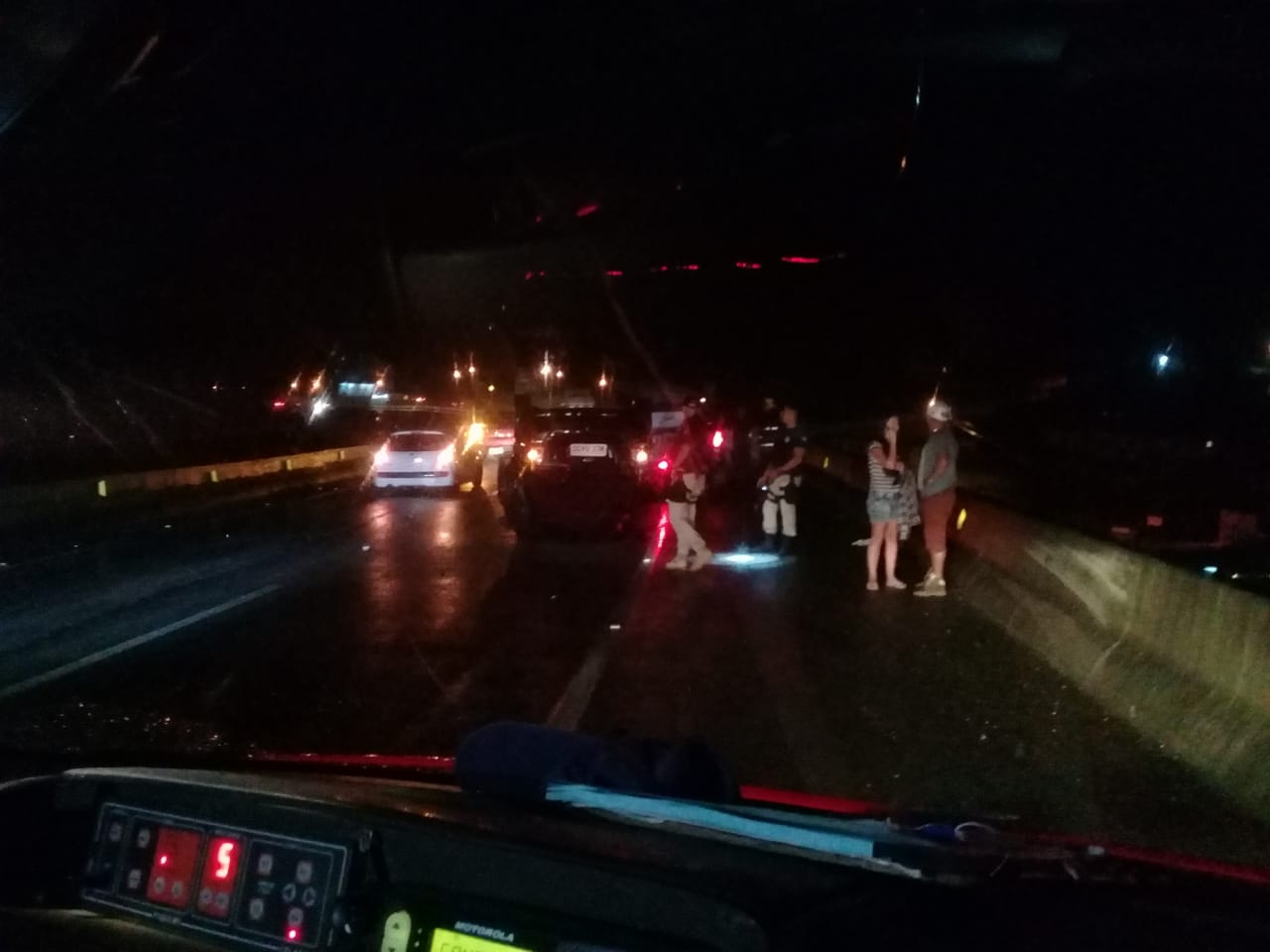 Veículo capota na Ponte Anita Garibaldi, em Laguna