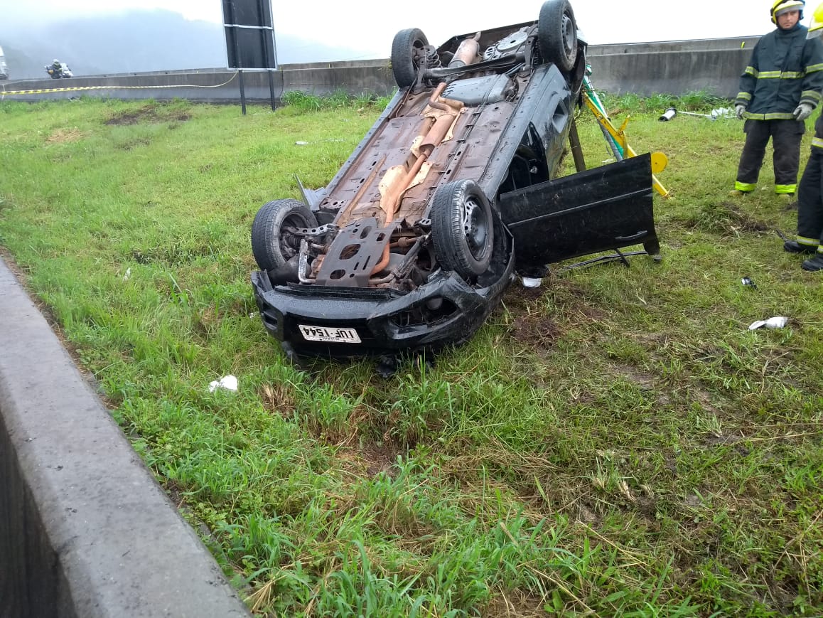 Capotamento resulta em um casal ferido, na BR-101, em Tubarão