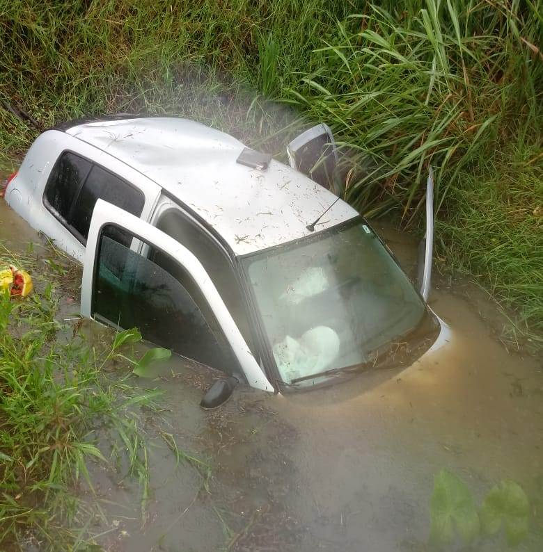 Em Morro da Fumaça: Carro sai da pista e fica parcialmente submerso