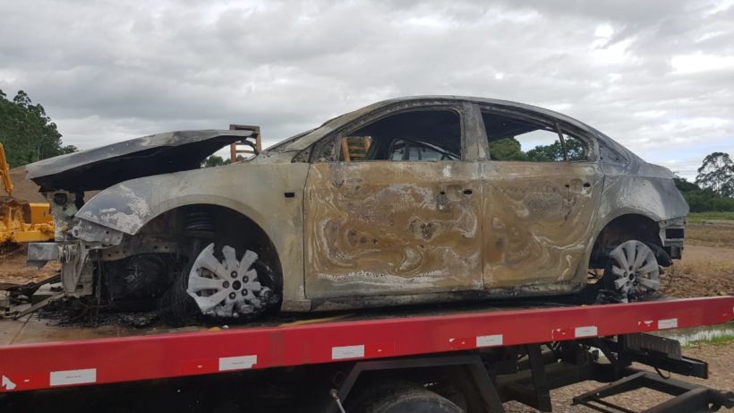 Veículo usado em tentativa de roubo em Criciúma é incendiado no interior de Araranguá