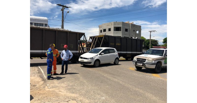 Colisão entre carro e trem é registrada em Imbituba