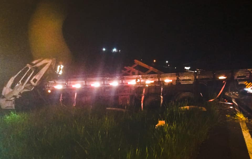 Capotamento de caminhão na BR-101, em Jaguaruna, deixa dois feridos