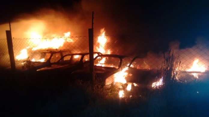 Em Morro da Fumaça: 70 veículos são destruídos por incêndio de grande proporção