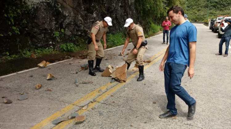 Pedras desabam sobre a pista na Serra do Rio do Rastro após interdição
