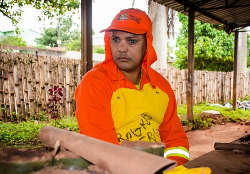 No país - Superação: Gari com deficiência visual é aprovado no Enem e vai cursar História 
