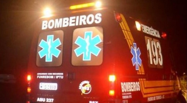 Casal é resgatado no costão da praia do Gi, em Laguna