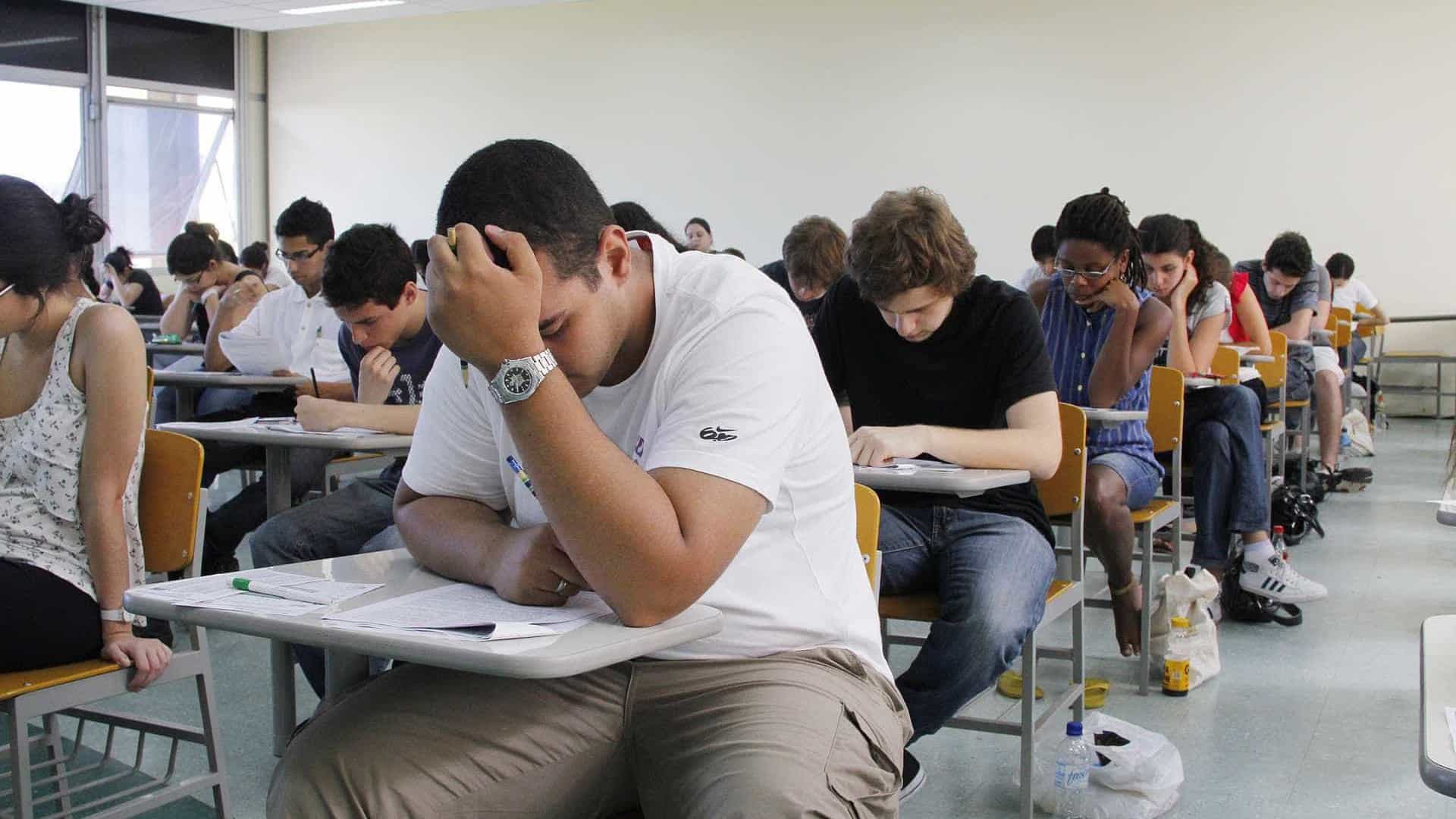 Governo vai restringir concursos públicos e cortar 21 mil cargos