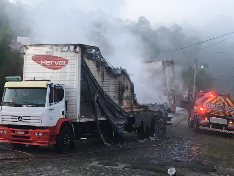 Na região: Incêndio destrói carga de colchão