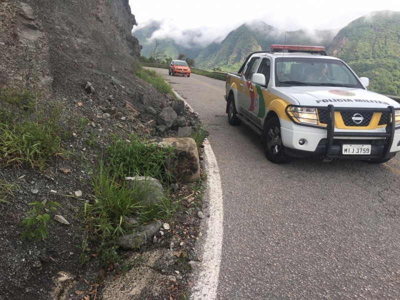 Serra do Rio do Rastro continua com trânsito bloqueado para caminhões acima de 6 toneladas