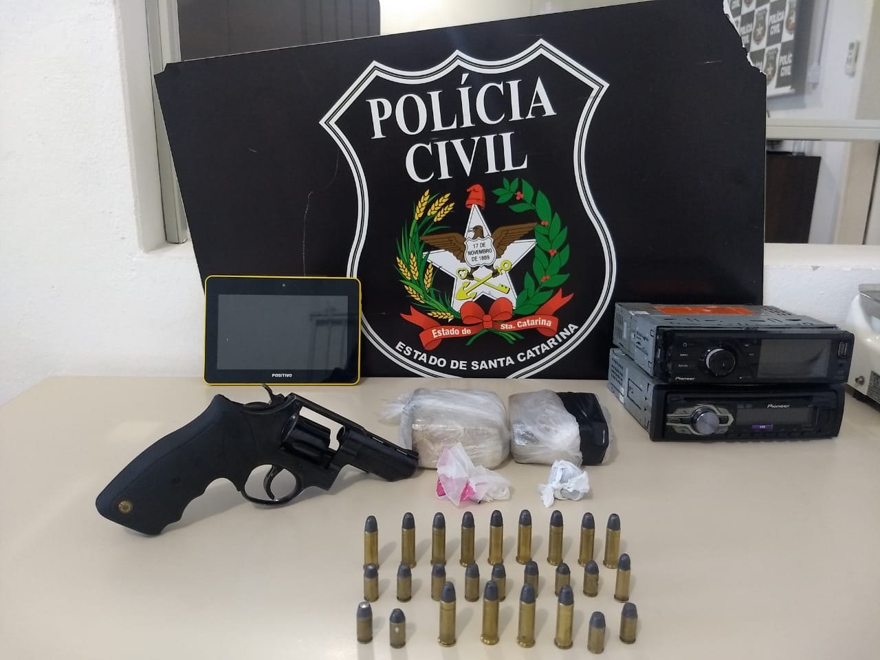 Suspeito de participar de organização criminosa é preso no Sul com maconha e revólver