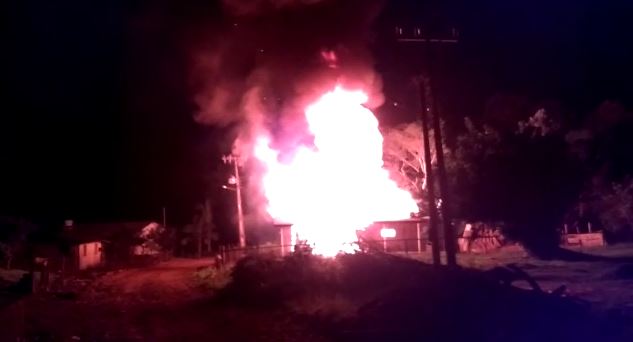 Na região: Casa de madeira é destruída por incêndio